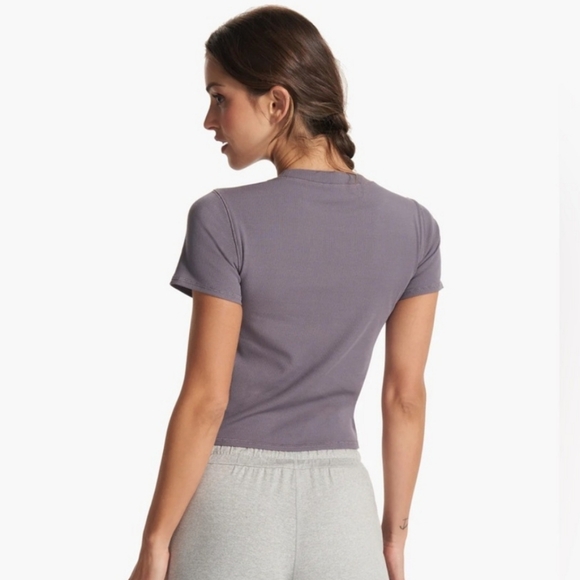 VUORI Pose Fitted Ribbed Crop Tee in Sawyer - Picture 2 of 8